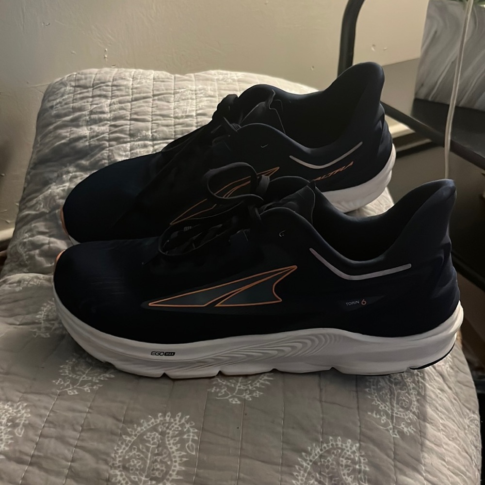 Altra Torin 6 tennis shoes